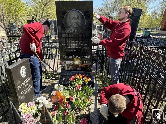 Обучающиеся и сотрудники СГМУ привели в порядок могилы основателей саратовской медицинской школы