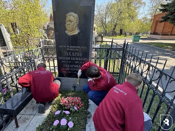Обучающиеся и сотрудники СГМУ привели в порядок могилы основателей саратовской медицинской школы